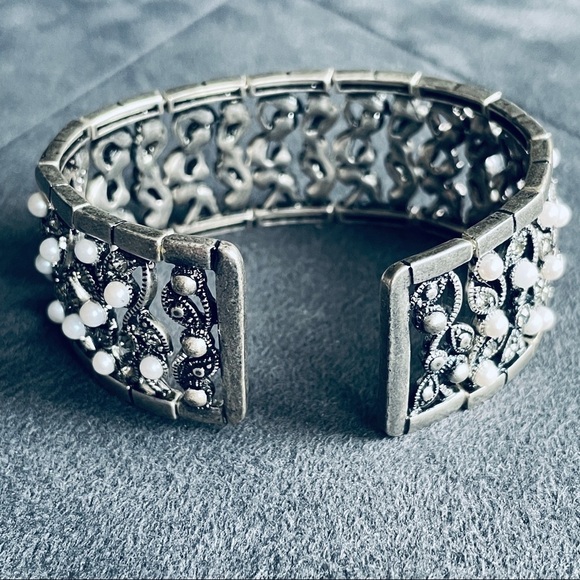 Vintage Monet Faux Pearl & Crystals Cuff Stretch Silver Bracelet - Picture 7 of 10